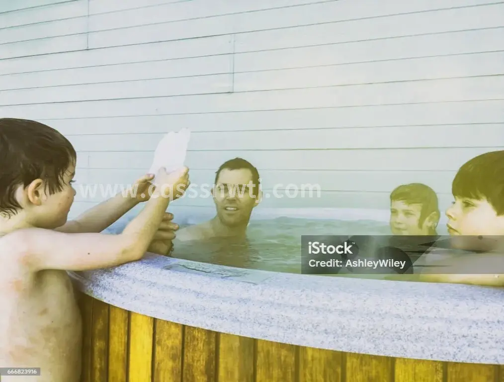 按摩师在为客户进行背部按摩