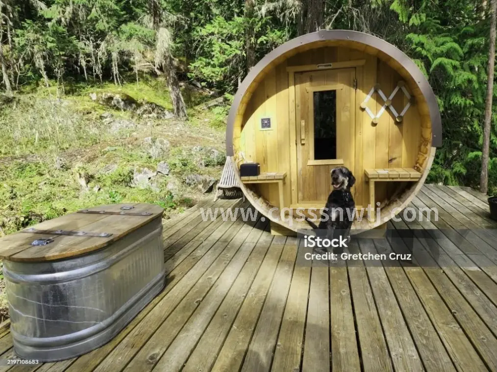 按摩师正在进行穴位按压